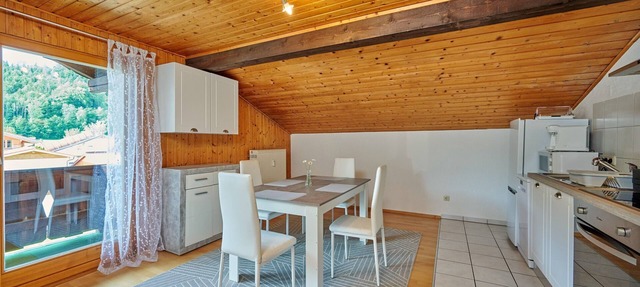 Spacious vacation apartment 72 m², 1-4 persons, 2 bedrooms, WLAN, balcony in Marquartstein