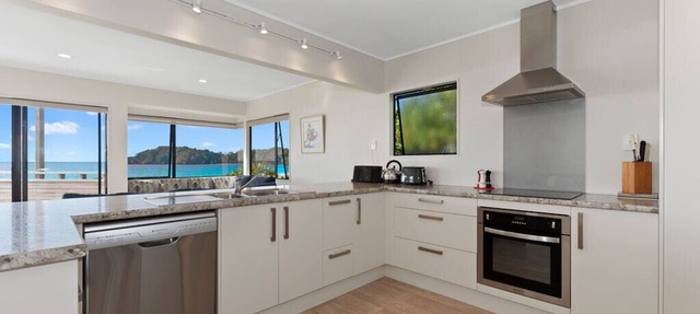Spectacular Woolleys Bay - Matapouri Holiday Home in Matapouri