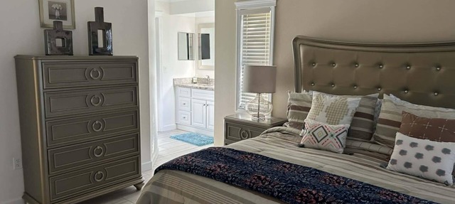 SPRING SPECIAL! 2/2 BEAUTIFUL VILLA! 2 BR, 2 BA, Heated pool and Jacuzzi! WiFi in Sarasota