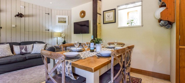 Stable Cottage - sleeps 6 guests in 3 bedrooms in Fossebridge