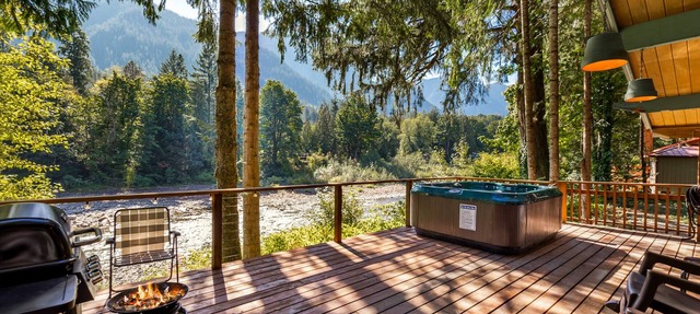Stargazer Studio - riverfront pet-friendly cabin in Gold Bar
