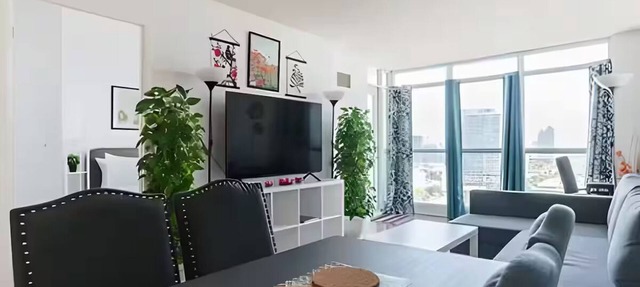 Steps to Everything: Prime Downtown Toronto 2BR/2BA with Included Parking in Toronto