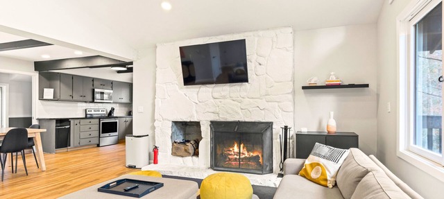 Stratton Mountain Ski Chalet: Hot Tub, Game Room, EV Charger, Kayak & Pond Views in Winhall