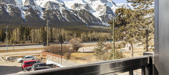Stunning Mountain View Townhouse, Accommodates 6 in Canmore
