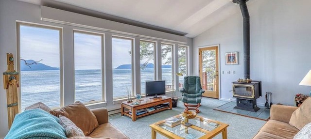 Stunning Waterfront Home with Private Deck and Mountain Views in Eastsound