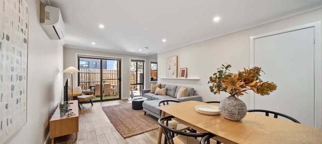 Stylish Townhouse with Private Courtyard in Coombs