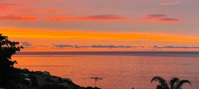 Sunset Ocean Deck, Garden BBQ, Fast Wi-Fi, Walk to Beach – Romantic Coastal Stay in adelaide