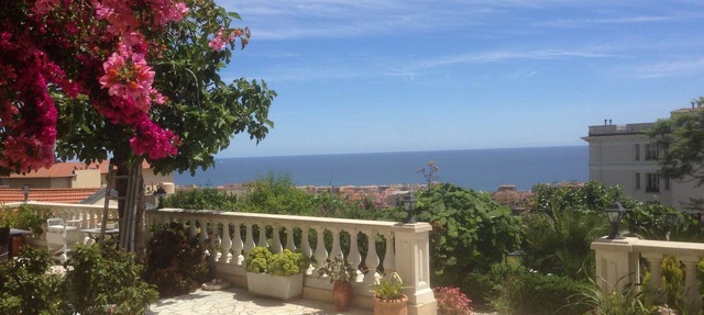 Superb Panoramic sea and mountain facing south Very quiet in Menton