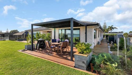The Leading Light - One Tree Point Holiday Home in One Tree Point
