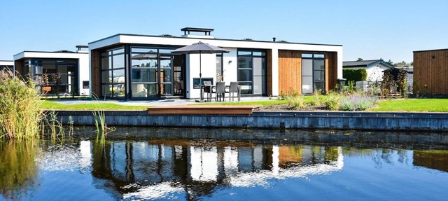 These luxurious, nice, and detached vacation villas for 4 people all have a unique view of the water. The luxurious villa offers lots of privacy, a high comfort level, and has a spacious, hardwood outdoor deck. All ingredients to enjoy an amazing tim in Loosdrecht