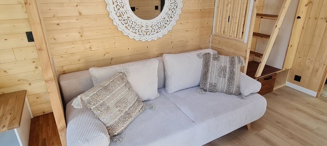 Tiny house with private terrace and heated pool access in Peypin