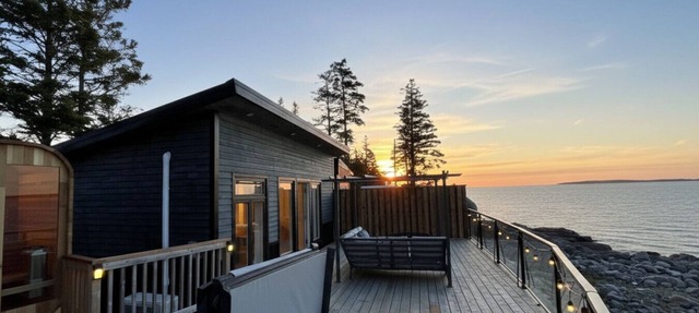 Tiny Oceanfront Retreat - Hot and Sauna in South Shore