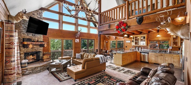 Traditional A-frame Luxe Cabin in Crestline Ca. 3bed3bath/3LVL/PRVT SPA/5+PRKING in Crestline