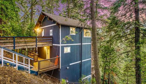 Tree-Lined Lake Arrowhead Cabin ~ 1 Mi to Village! in Lake Arrowhead