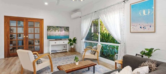 Trinity Charm—Beachside Family Getaway with Pool in Trinity Beach
