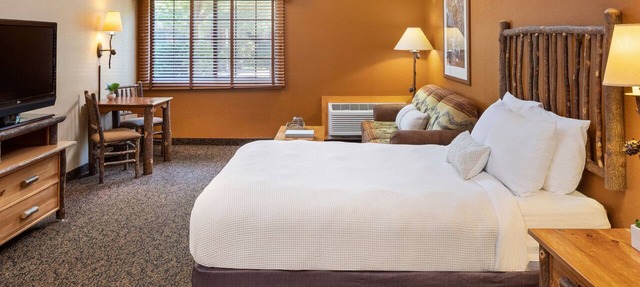 Two Queen Studio With Access to Pool, Hot Tub, and Gym in Rothschild