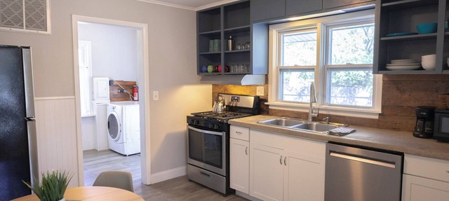 Charming 2-bdrm house with WiFi, outdoor living space , stunning nearby beaches in Shorewood-Tower Hills-Harbert