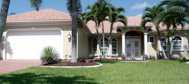 Villa'Cape Florida 'with heated pool/spa on a wide Gulf access canal in Cape Coral