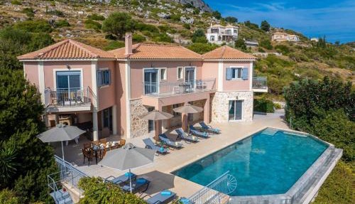 Villa Estiasi by Villa Plus in Spathíon
