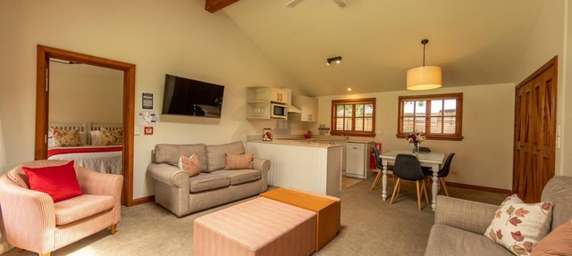 Wanaka Homestead Lodge & Cottages in Wanaka