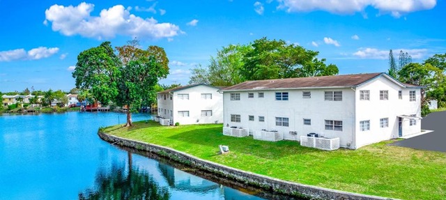 Water View - King Bed - Palm Wave Says in Coconut Creek