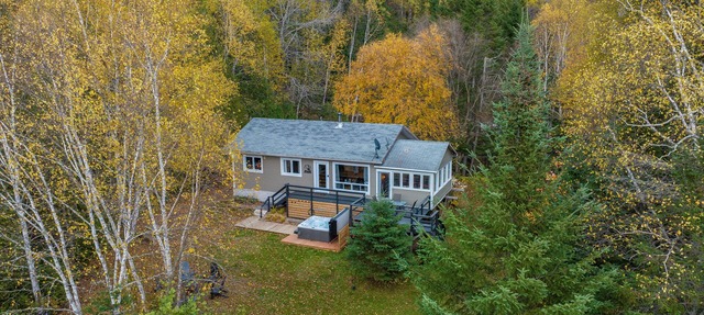 Waterfront cottage and spa in Saint-Zénon