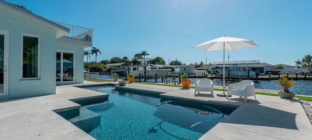 Waterfront oasis, sunsets, heated pool, hot tub, boat dock, near boat ramp in Bradenton