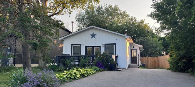 Willow Beach Renovated Cottage Retreat. Pet-Friendly! in Willow Beach