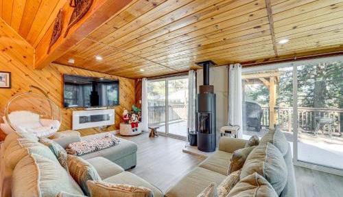 Wraparound Deck & Grill: Wrightwood Cabin Near PCT in Wrightwood
