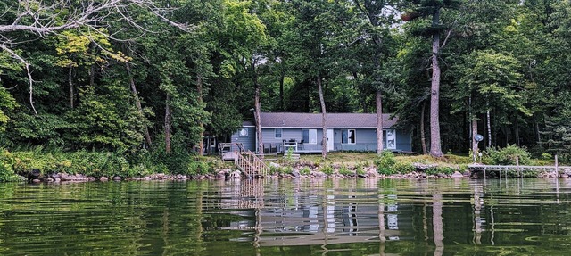 Your lakeside oasis awaits: perfect for families and fun! in Hackensack