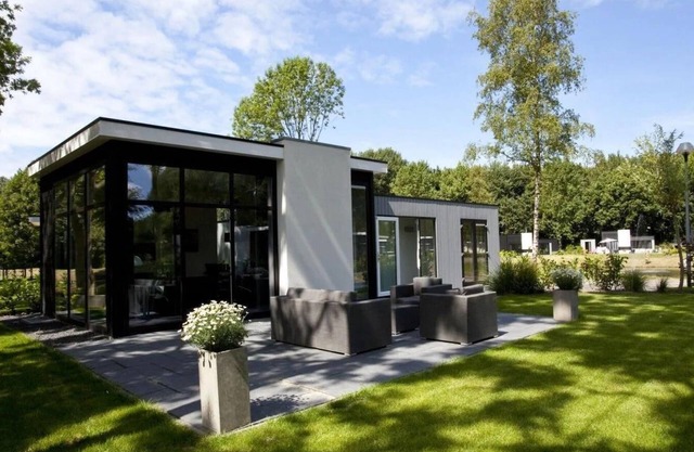 Chalet with 2 bedrooms and a terrace in Halfweg