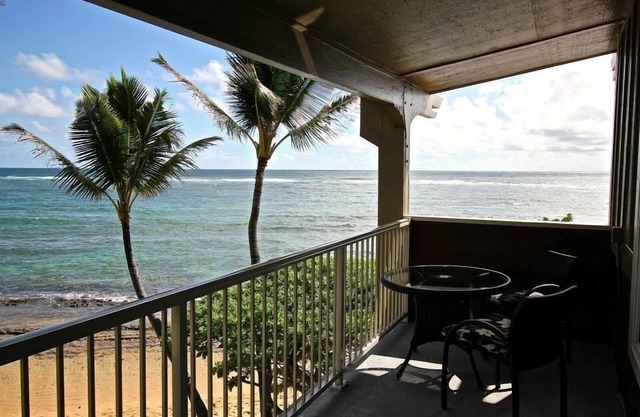 Only thing between you and the ocean is the Beach! Top Floor, unobstructed view in Kapaa