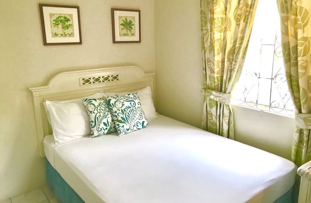VILLA MIA with AC & Minutes From Miami Beach in Oistins