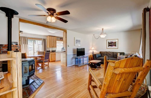 Carriage Hills House | Lakeshore Retreat- Estes Park Escape with Mountain & Pond Views