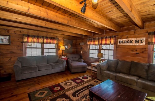 Jackson House | Log Cabin Overlooking Black Mtn and Near Story Land