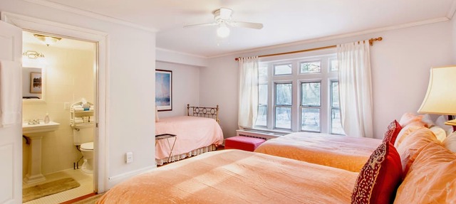 Sleep 34: 15 bedroom/12 bath Mansion! Family Reunions, DIY Wedding, Yoga Retreat in Manchester