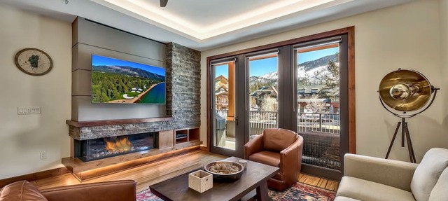 Luxury Three Bedroom Residence steps from Heavenly Village Book 7 Nights for 10% Off by RedAwning in South Lake Tahoe