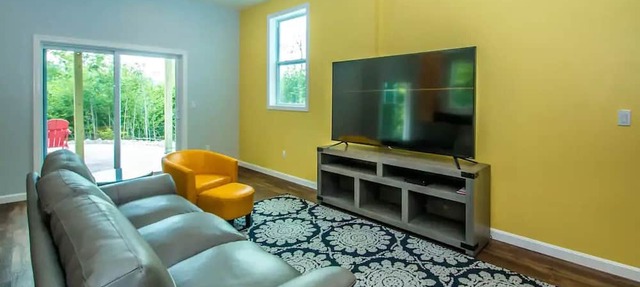 Luxury 3700 sf Home with Mountain Views, Hot Tub, Sauna, Game Room in Intervale