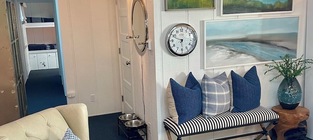 A Step Away: Long-Term Stays-The Downtown Townhouse with Yard in Saugatuck