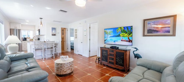 Paradise found - Sun drenched condo 85 Flip Flop Steps to the Beach in Bradenton Beach