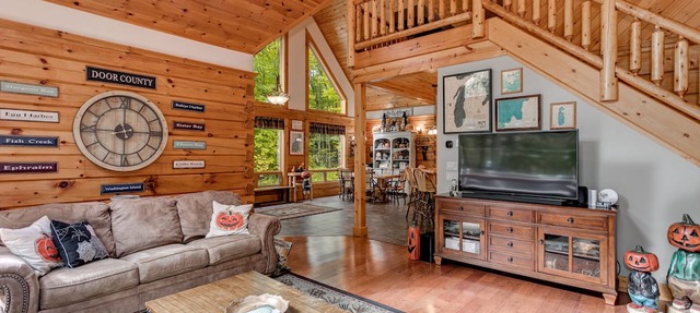 Immaculate Hand-Hewn Log Cabin ~ Private Wooded Setting In Egg Harbor in Egg harbor