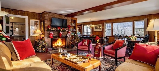 Perfect Reunion House for 18! 8 bedrooms, 5 baths, Pool, Tennis, Big lawn, Dogs! in Manchester