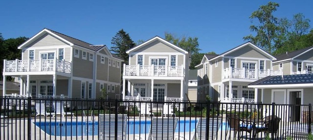 Mermaid townhouse shared pool walk to Saugatuck! in Saugatuck