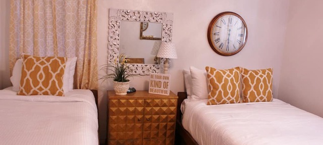 9/6.5, Sleeps 32! River Front! 3 outdoor Fire pits, pickle ball & basketball! in Hunt