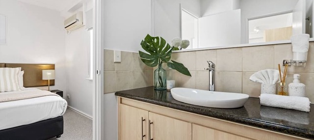 City Edge Serenity: Cozy 2BR East Perth Apartment in East Perth