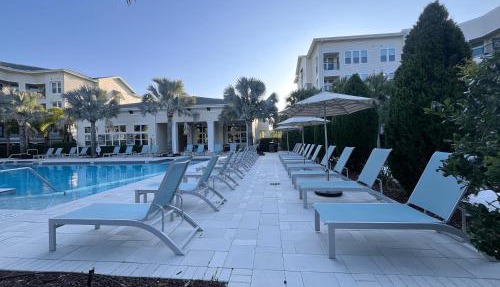 Gated Resort Style 1BR - KING Bed, Pool Views, SPA Hot Tub, Gym, WiFi, Wash & Dry, AC, Elevators, Starbucks, EV CHRG Station, Free Parking, Pets - IDEAL FOR Medical, Business, Relocation, Long Stays - by Moffitt Cancer Ctr, USF, River Hills Country Club in Tampa